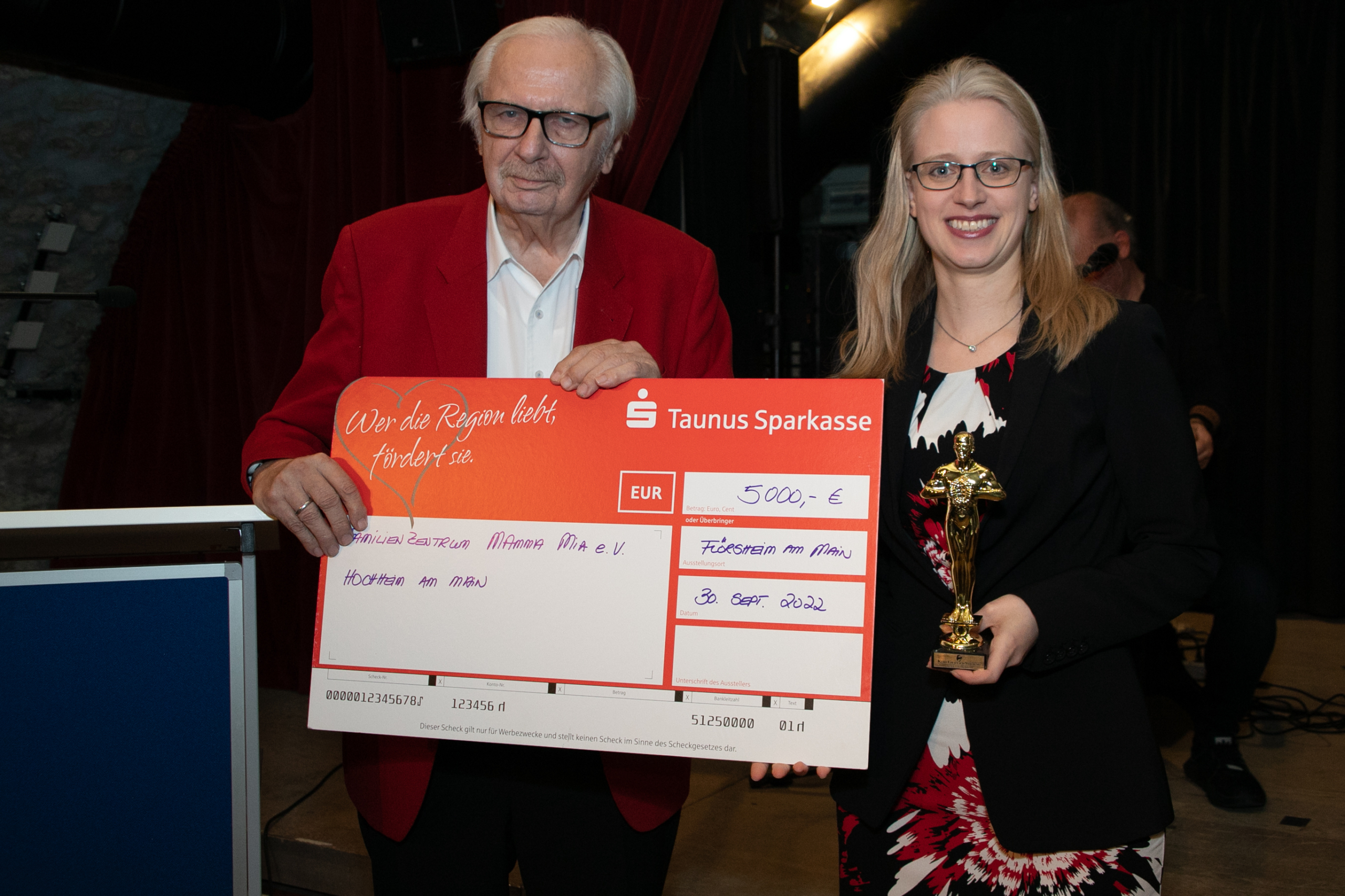 Kurt Graulich übergibt den Stiftungspreis an die 1. Vorsitzende Tanja Heich